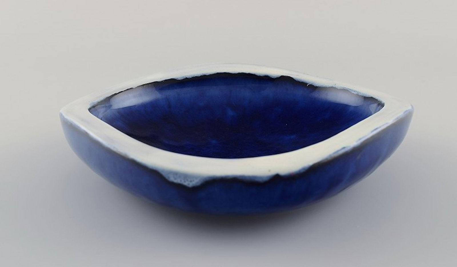 Vicke Lindstrand for Upsala-Ekeby. Bowl in glazed ceramics. Beautiful glaze in shades of blue. (1 of 5)