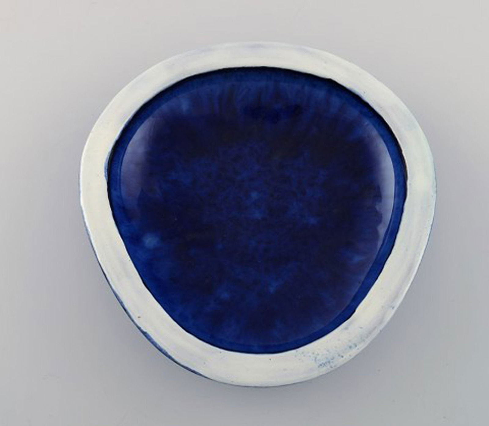 Vicke Lindstrand for Upsala-Ekeby. Bowl in glazed ceramics. Beautiful glaze in shades of blue. - 4