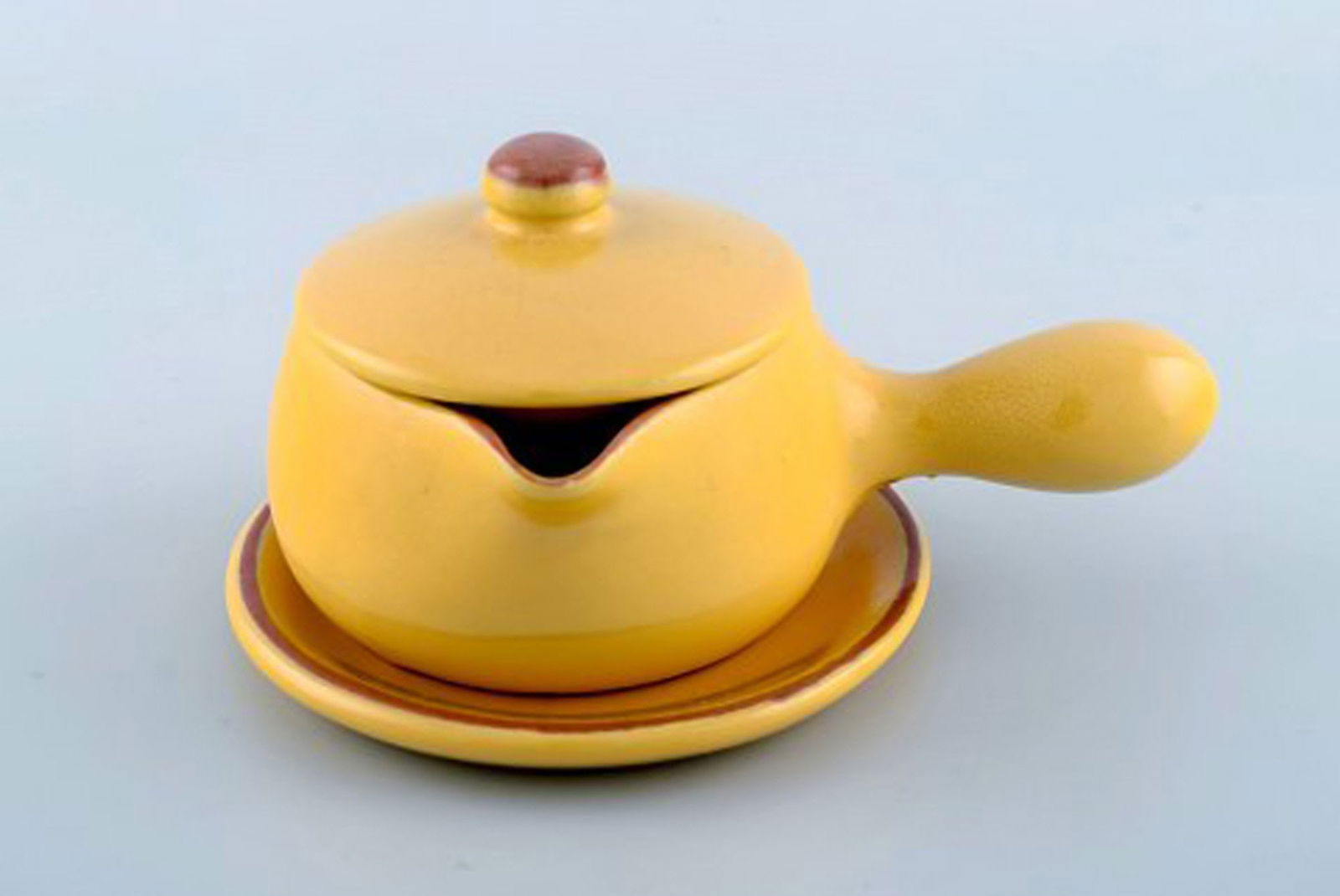 Vicke Lindstrand for Uppsala Ekeby. Sauce boat on saucer in glazed stoneware. Beautiful yellow - 2
