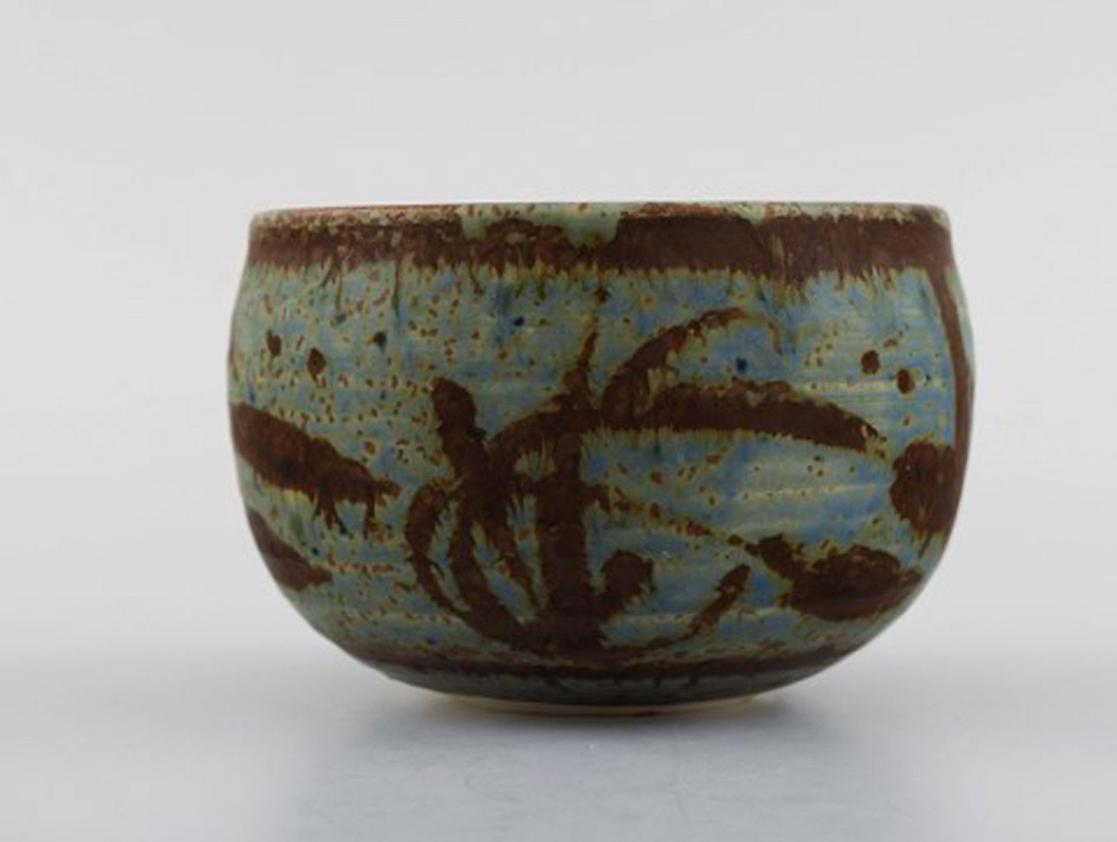 Åland, contemporary ceramicist. Bowl in glazed stoneware. Beautiful glaze in brown and - 2