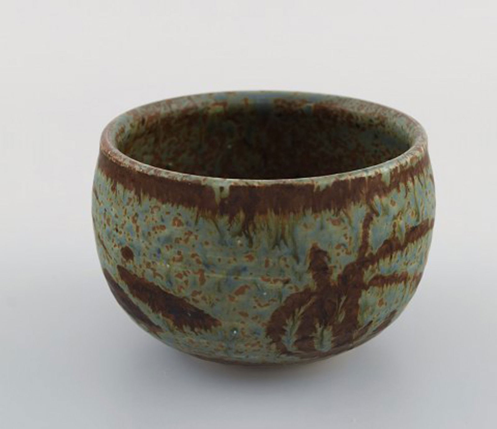 Åland, contemporary ceramicist. Bowl in glazed stoneware. Beautiful glaze in brown and - 3