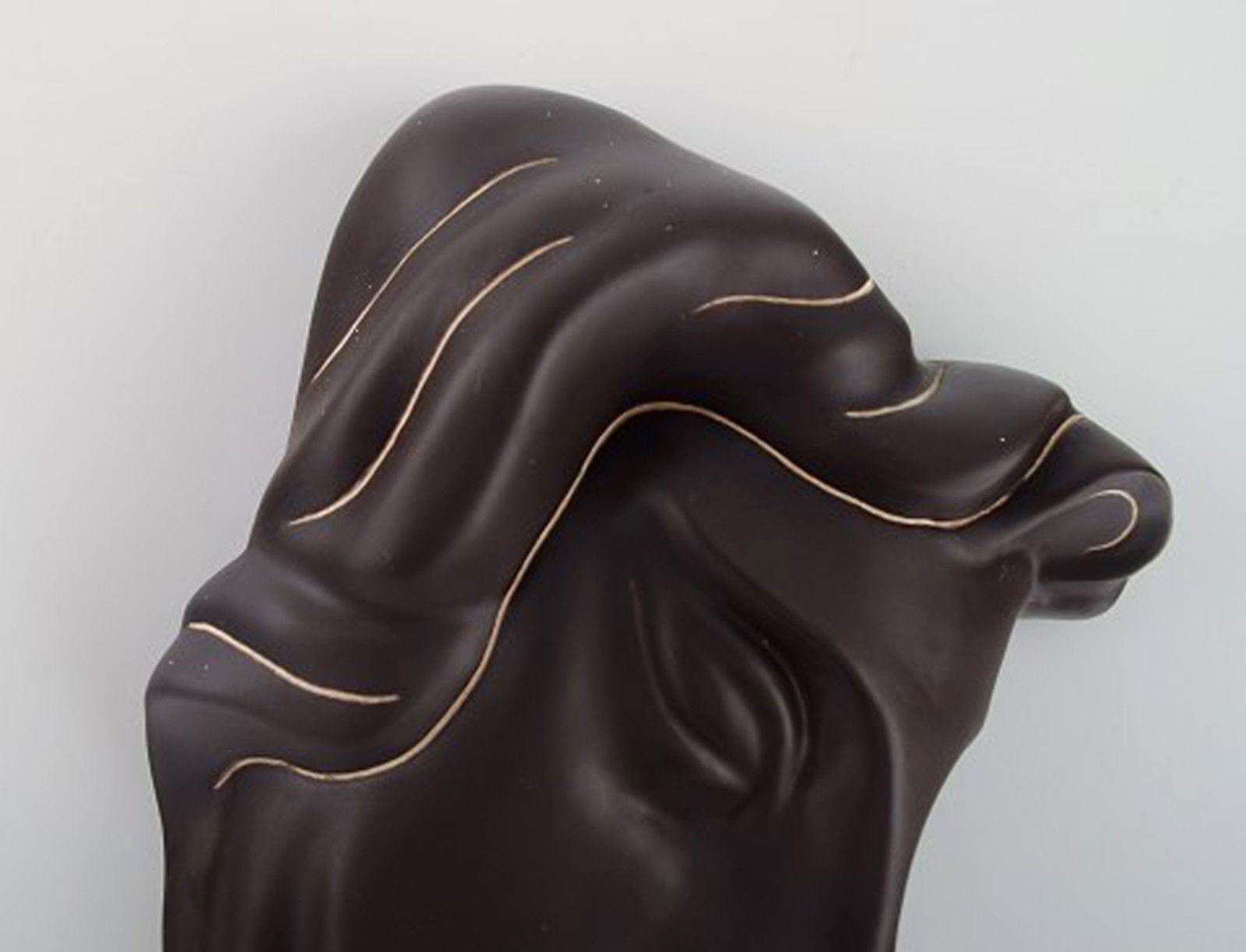 Ahr Keramik, Germany. Art deco female face in hand-painted glazed ceramics. Dated 1958. - 2