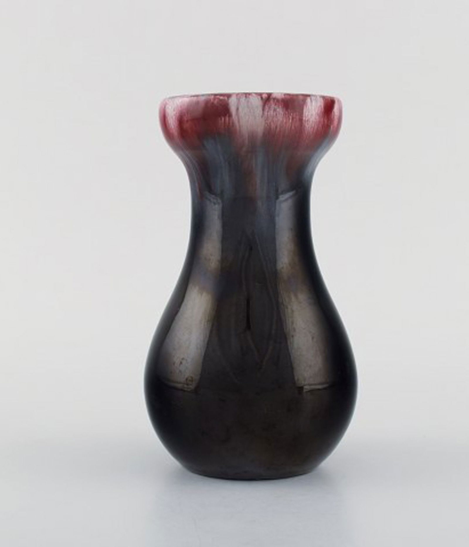 Michael Andersen, Denmark. Two vases in glazed ceramics. Beautiful glaze in red and dark shades. - 2