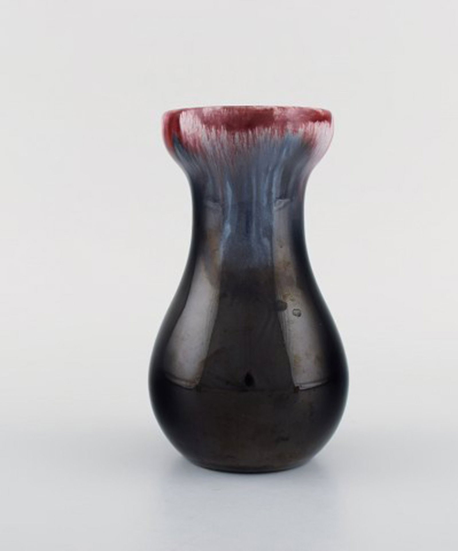 Michael Andersen, Denmark. Two vases in glazed ceramics. Beautiful glaze in red and dark shades. - 3