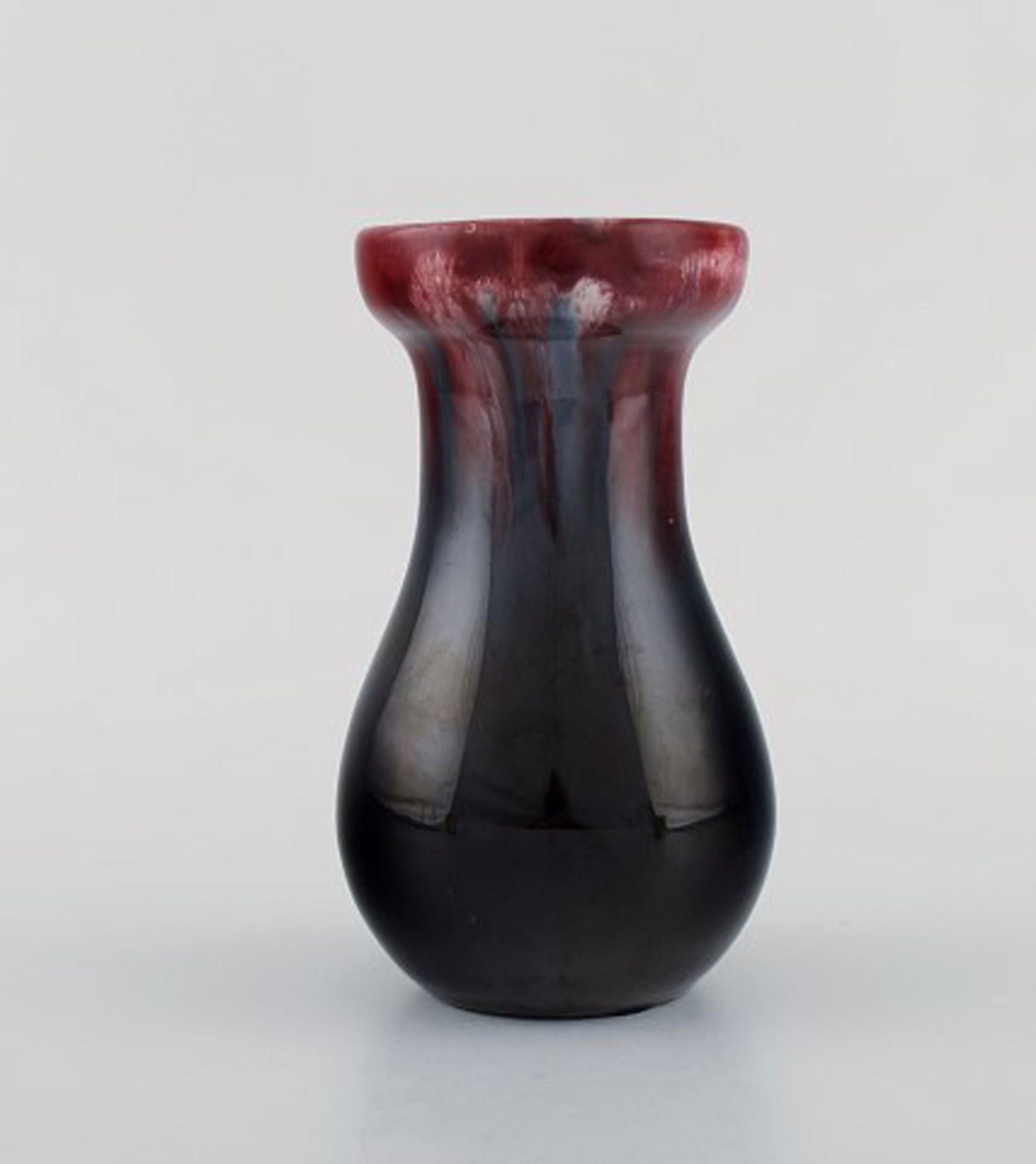 Michael Andersen, Denmark. Two vases in glazed ceramics. Beautiful glaze in red and dark shades. - 4