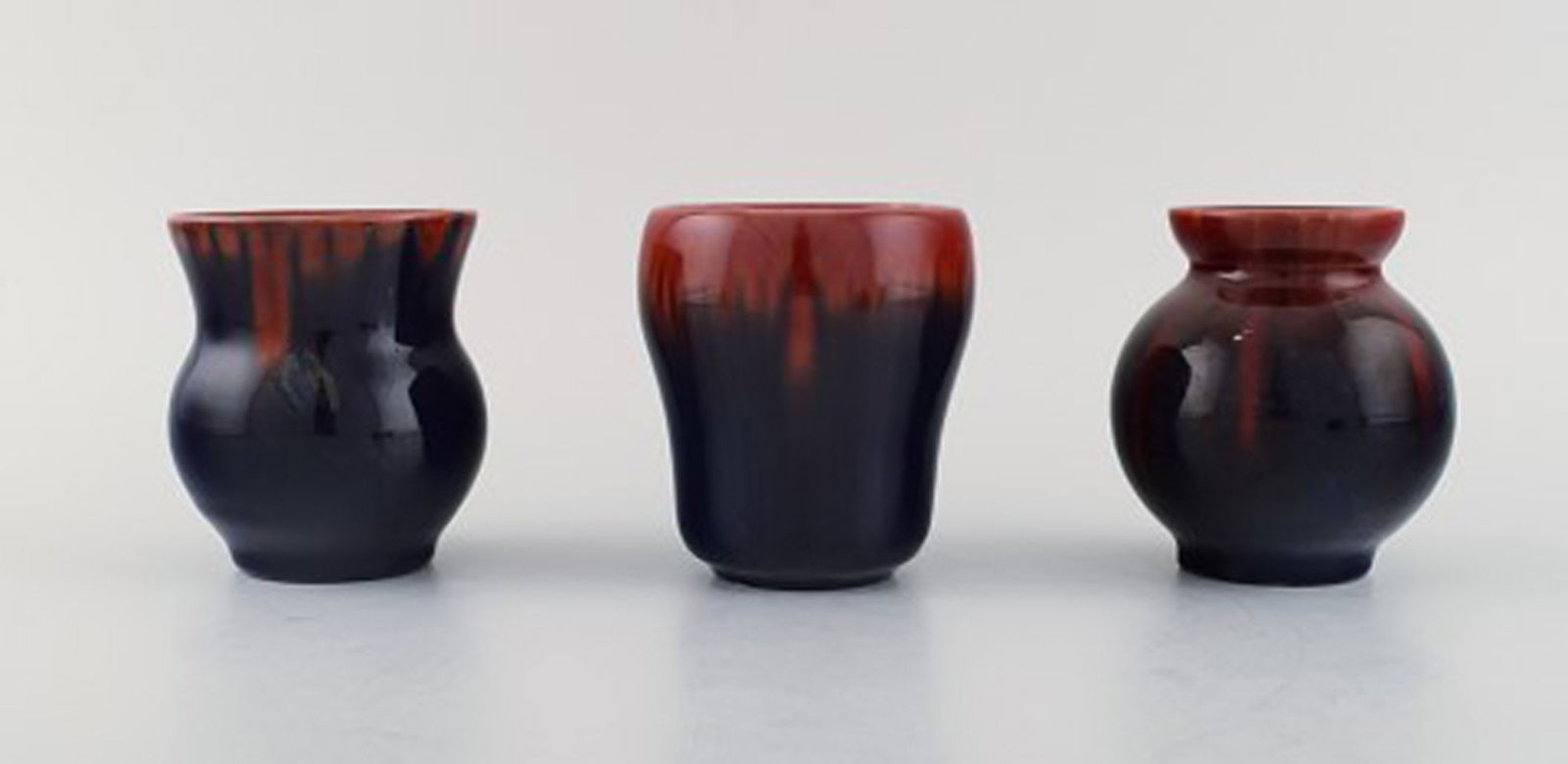 Michael Andersen, Bornholm. Five vases and a lidded jar in glazed ceramics. Beautiful glaze in red - 5