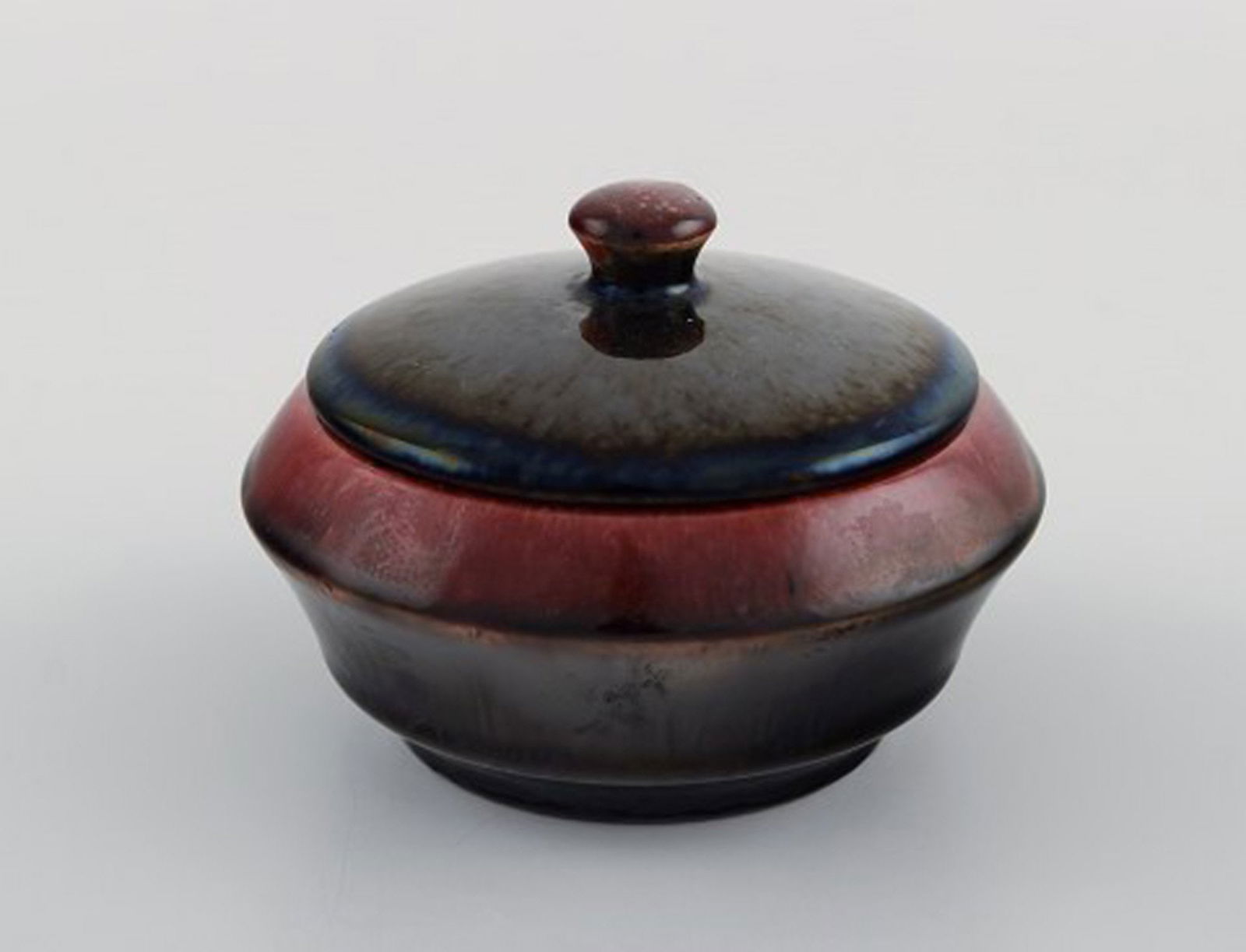 Michael Andersen, Bornholm. Five vases and a lidded jar in glazed ceramics. Beautiful glaze in red - 7