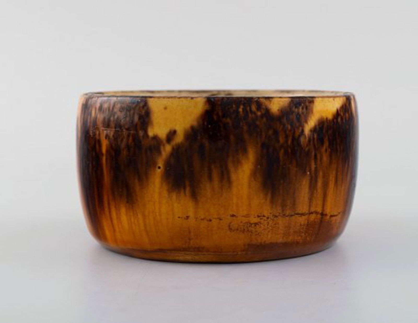 Michael Andersen, Denmark. Two bowls, candlestick and lidded jar in glazed ceramics. 1950s. - 7