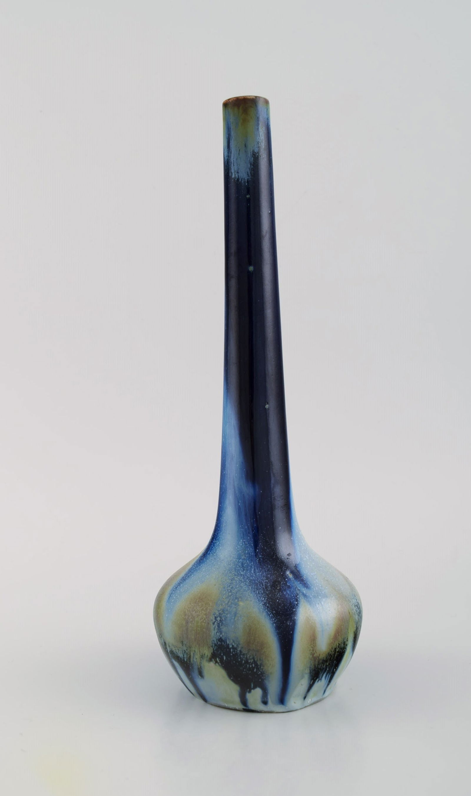 Gentil Sourdet, France. Long necked vase in glazed stoneware. Beautiful glaze in shades of blue and - 2