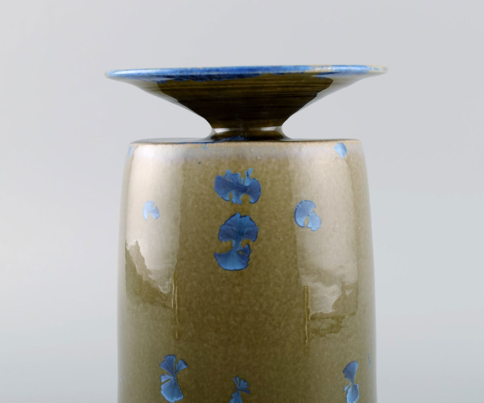 Isak Isaksson, Swedish ceramicist. Unique vase in glazed ceramics. Beautiful crystal glaze in blue - 4