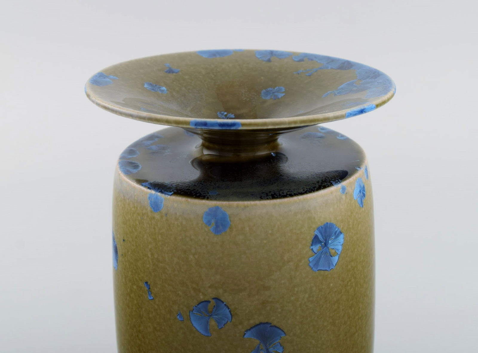 Isak Isaksson, Swedish ceramicist. Unique vase in glazed ceramics. Beautiful crystal glaze in blue - 7
