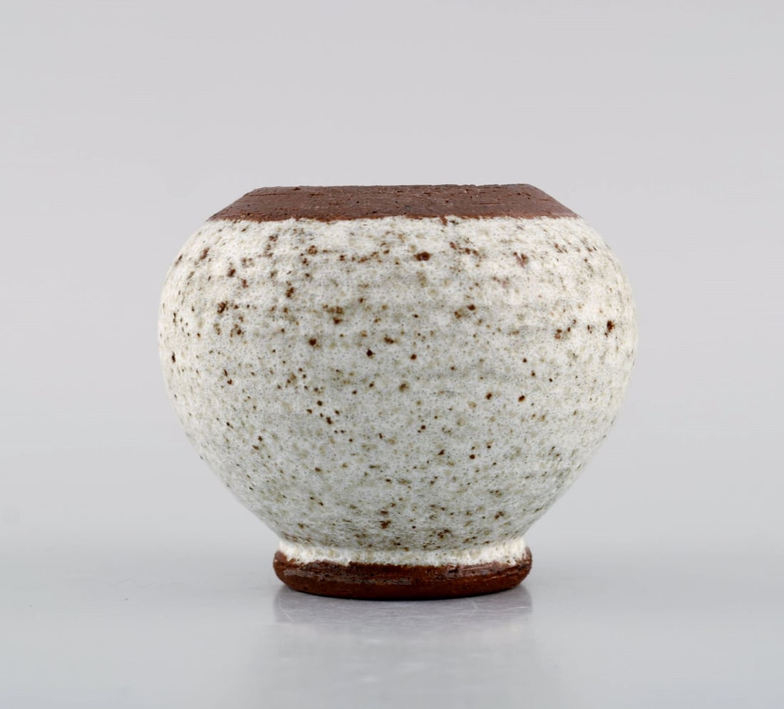 Eli Keller (b. 1942), Sweden. Round unique vase in white glazed stoneware. 21st Century. - 2