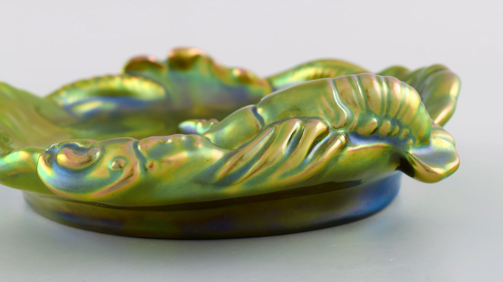 Zsolnay bowl in glazed stoneware modeled with crayfish. Beautiful eozin glaze. Mid-20th century. - 6