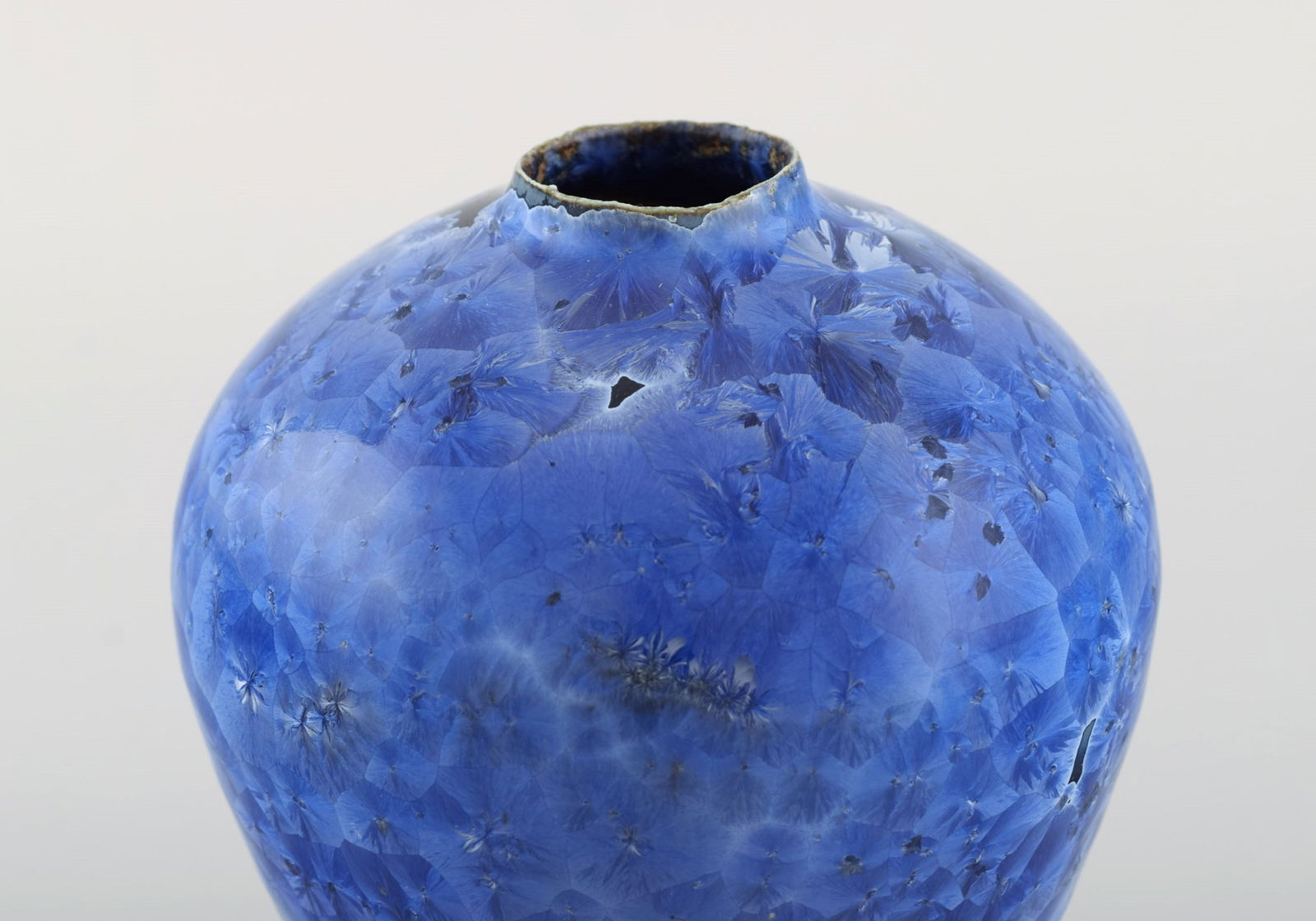 Eli Keller (b. 1942), Sweden. Unique vase in glazed stoneware. Beautiful crystal glaze in shades of - 4