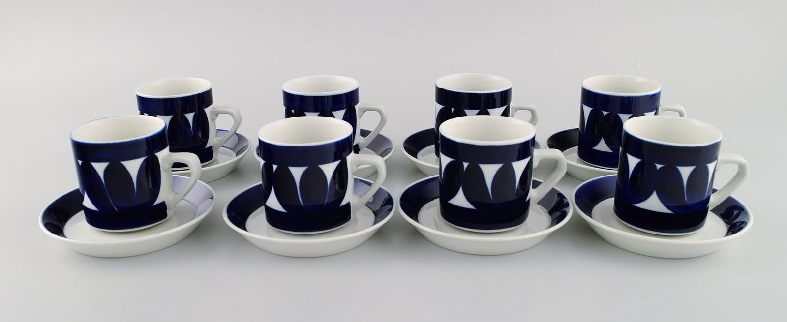 Raija Uosikkinen (1923-2004) for Arabia. Eight Sotka coffee cups with saucers in hand-painted glazed (1 of 7)