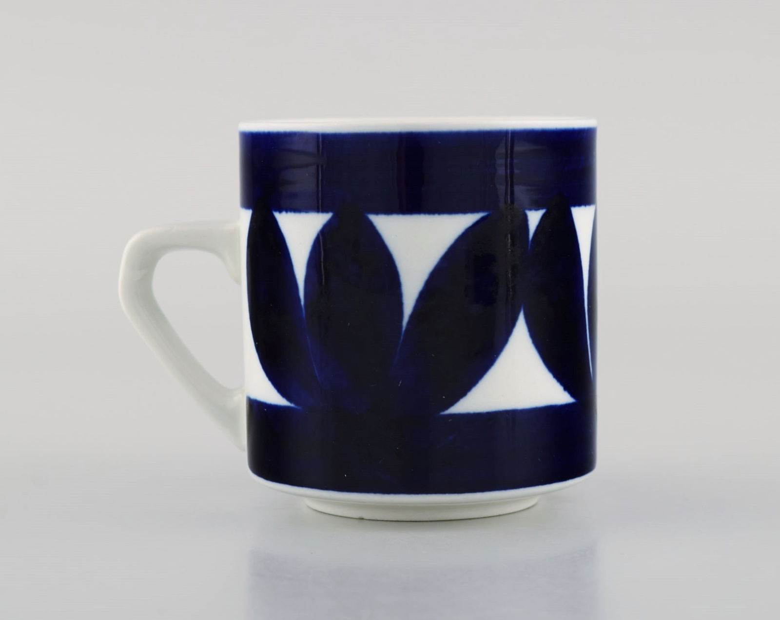 Raija Uosikkinen (1923-2004) for Arabia. Eight Sotka coffee cups with saucers in hand-painted glazed - 4