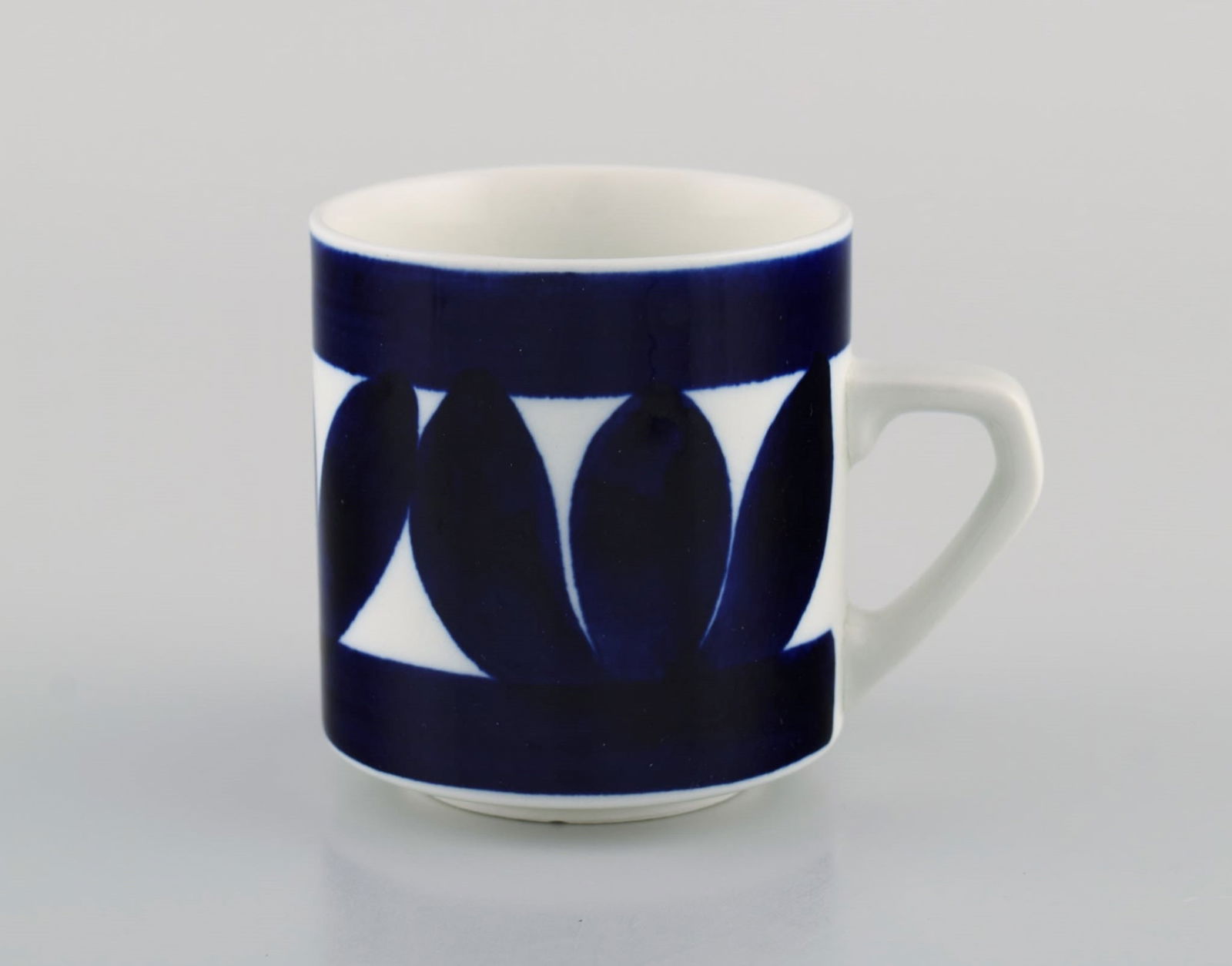 Raija Uosikkinen (1923-2004) for Arabia. Eight Sotka coffee cups with saucers in hand-painted glazed - 5