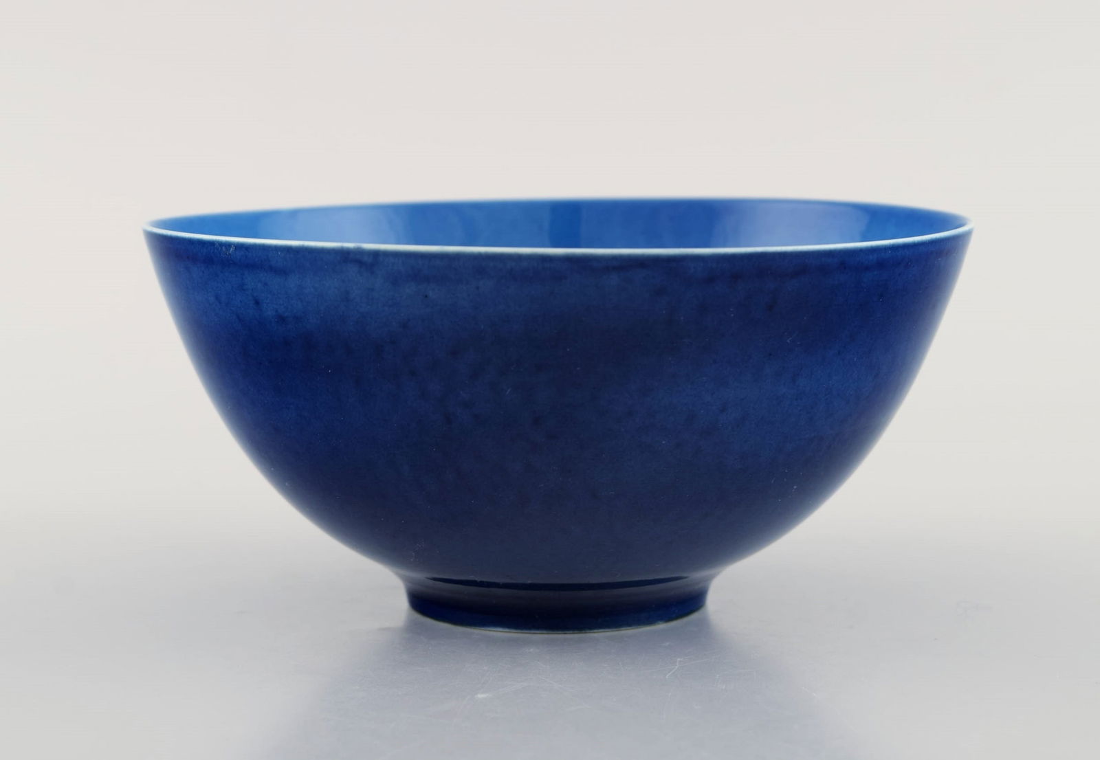 Sven Wejsfelt (1930-2009), Gustavsberg Studiohand. Unique bowl in glazed ceramics with hand-painted - 3