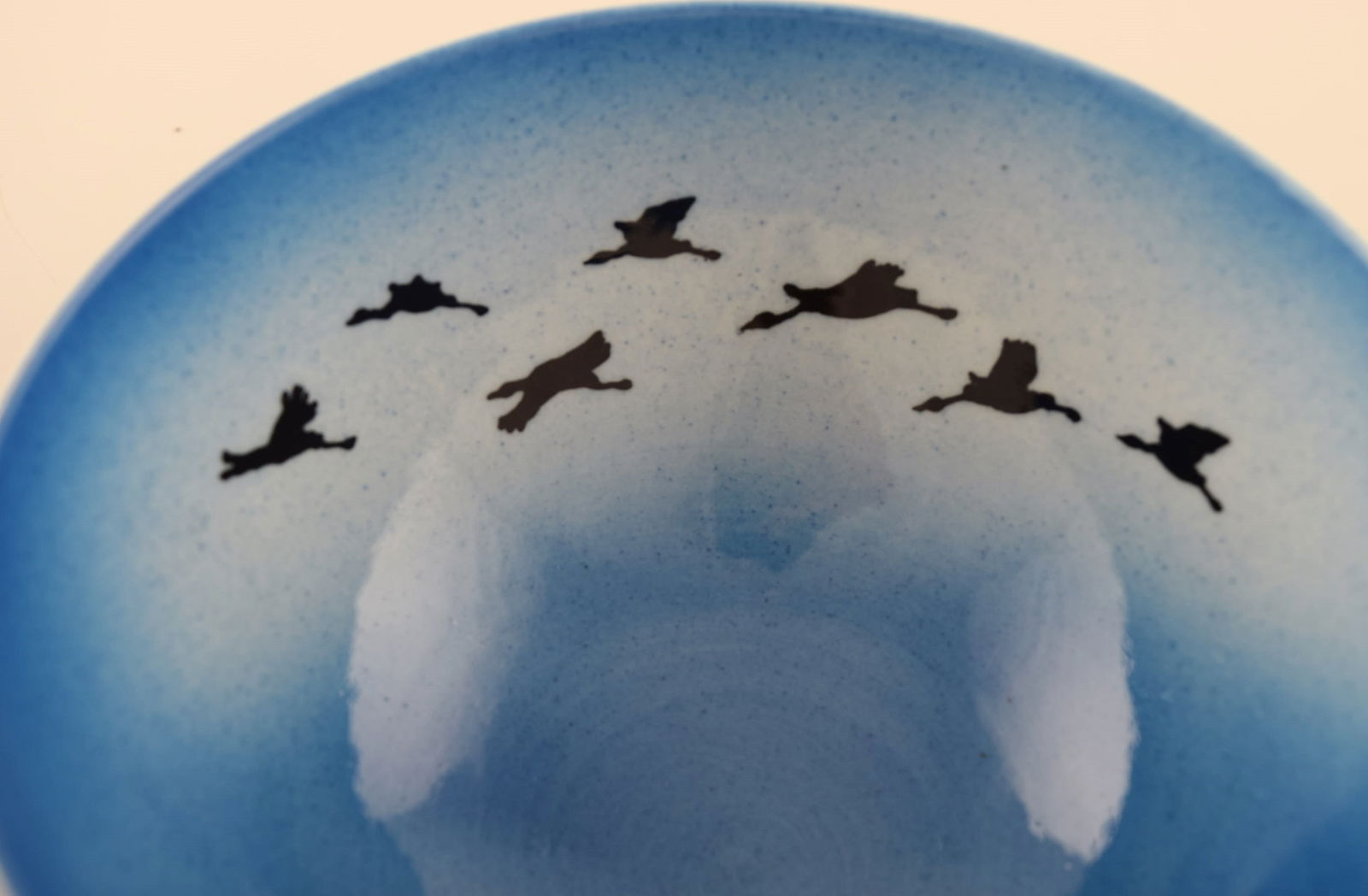 Sven Wejsfelt (1930-2009), Gustavsberg Studiohand. Unique bowl in glazed ceramics with hand-painted - 4