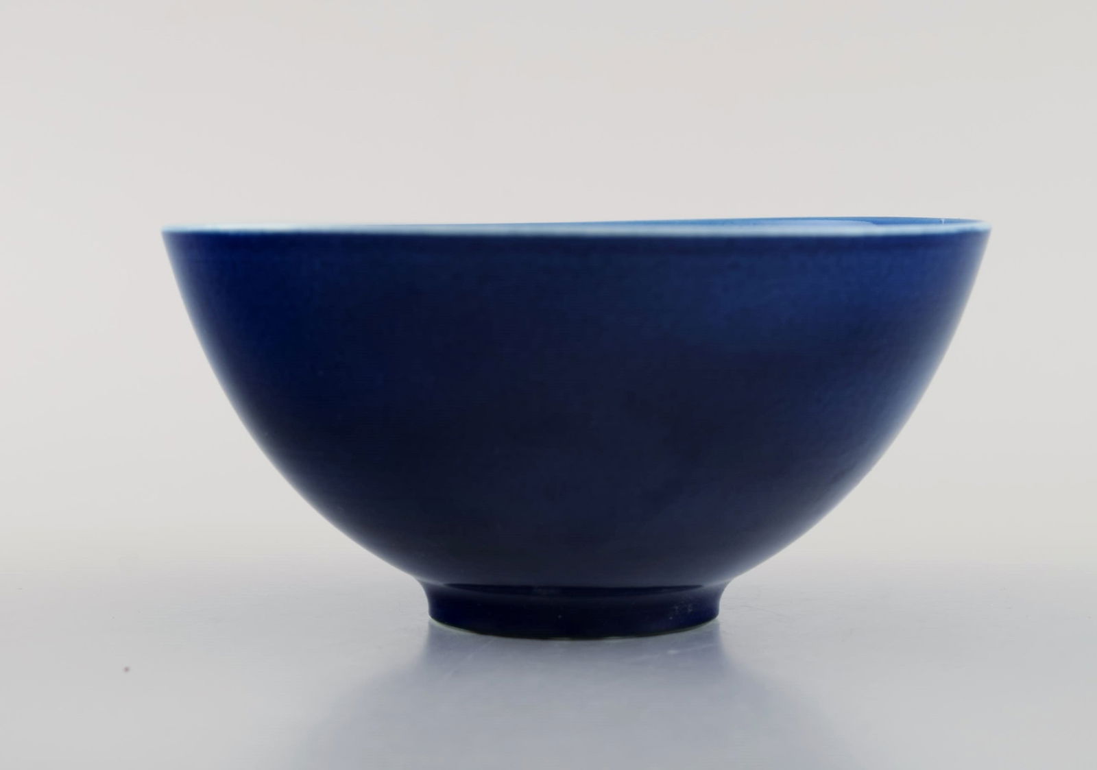 Sven Wejsfelt (1930-2009), Gustavsberg Studiohand. Unique bowl in glazed ceramics with hand-painted - 2