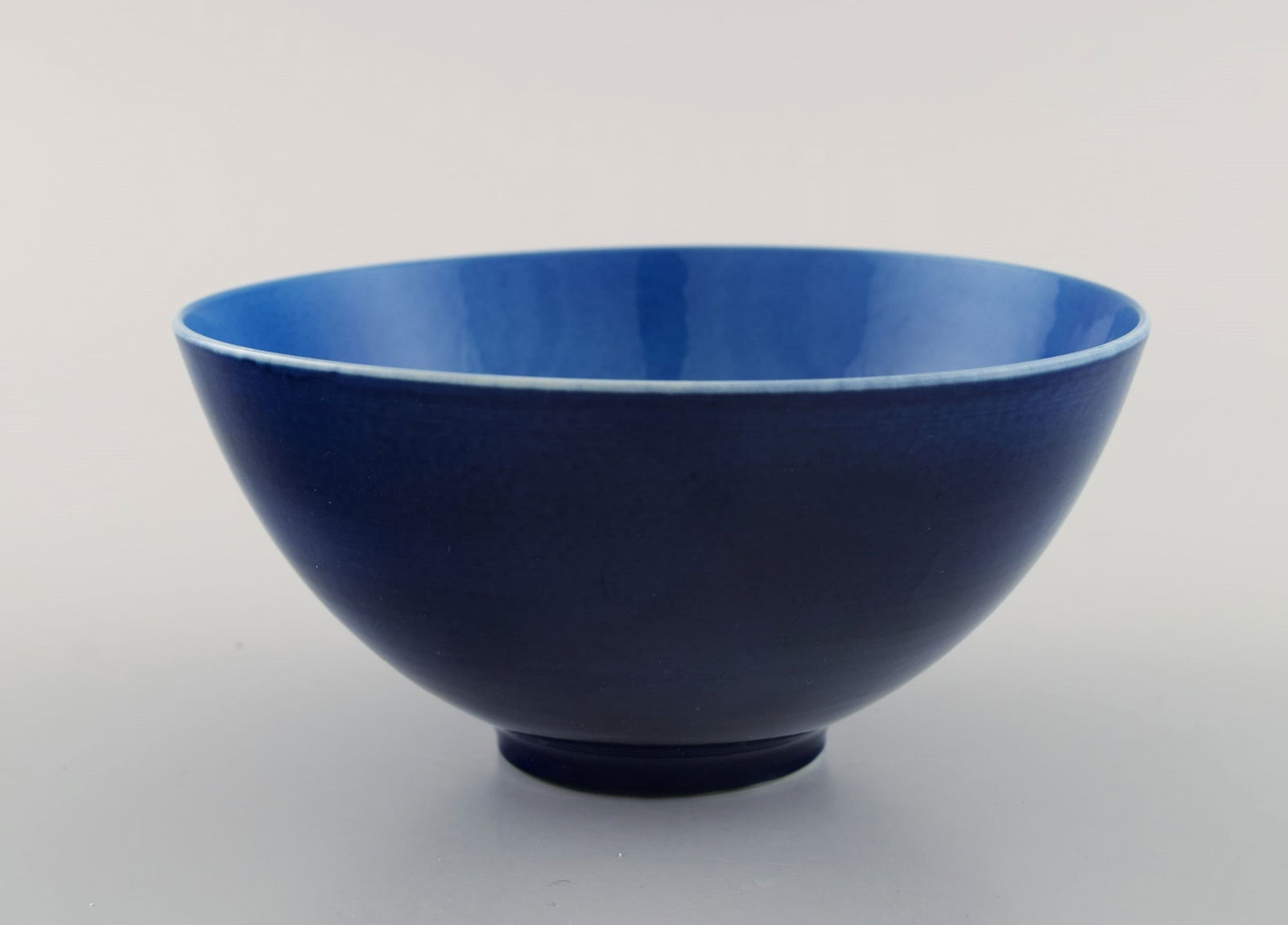 Sven Wejsfelt (1930-2009), Gustavsberg Studiohand. Unique bowl in glazed ceramics with hand-painted - 3