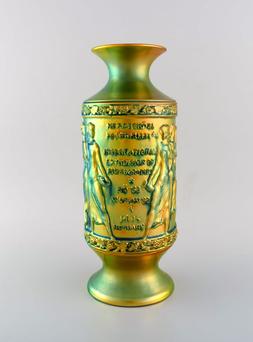 Unique Zsolnay vase in glazed ceramics. Beautiful eozin glaze. International exhibition of: Title: Unique Zsolnay vase in glazed ceramics. Beautiful eozin glaze. International exhibition of photography. 20th century. Description: Unique Zsolnay vase in glazed ceramics. Beautiful eozin