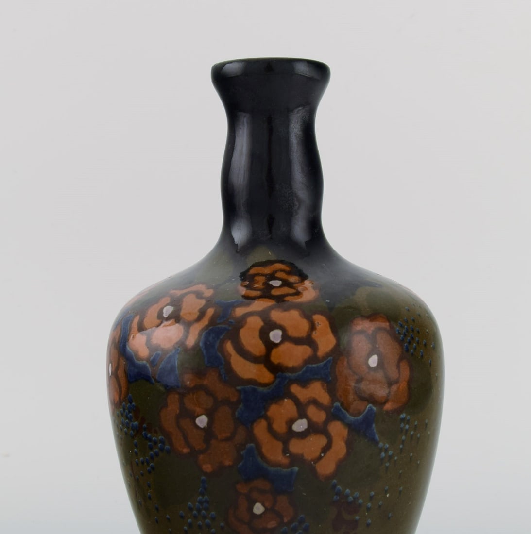 Arnhem, Holland. Antique art nouveau vase in glazed ceramics with hand-painted flowers and foliage. - 4