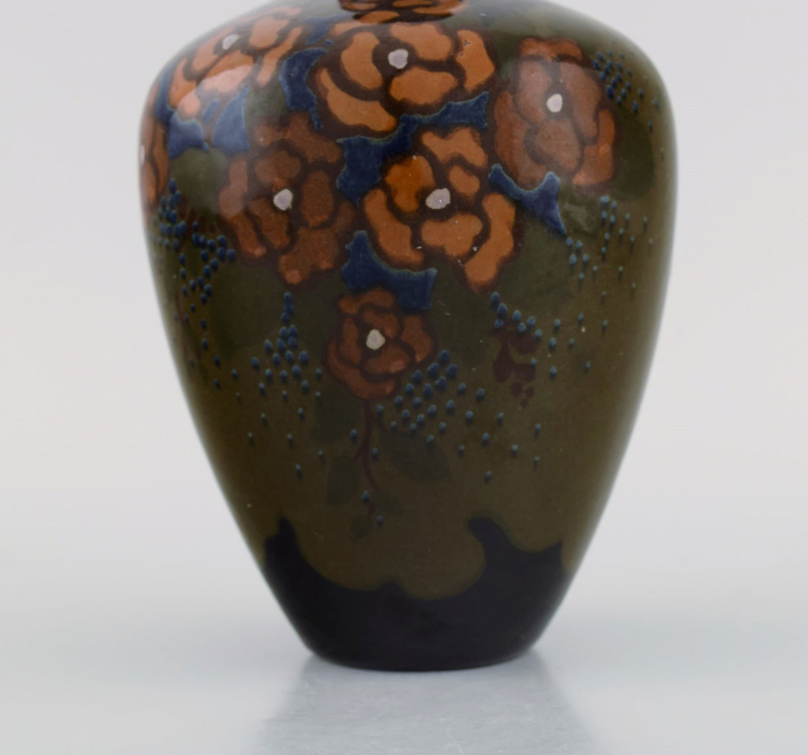 Arnhem, Holland. Antique art nouveau vase in glazed ceramics with hand-painted flowers and foliage. - 5
