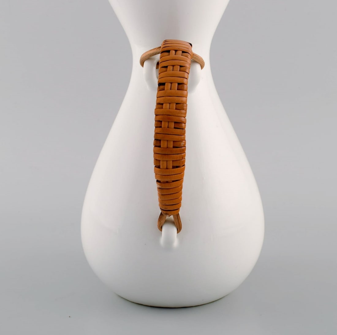 Freeman Lederman. Large modernist jug in white glazed ceramics with wicker handle. Mid-20th century. - 5