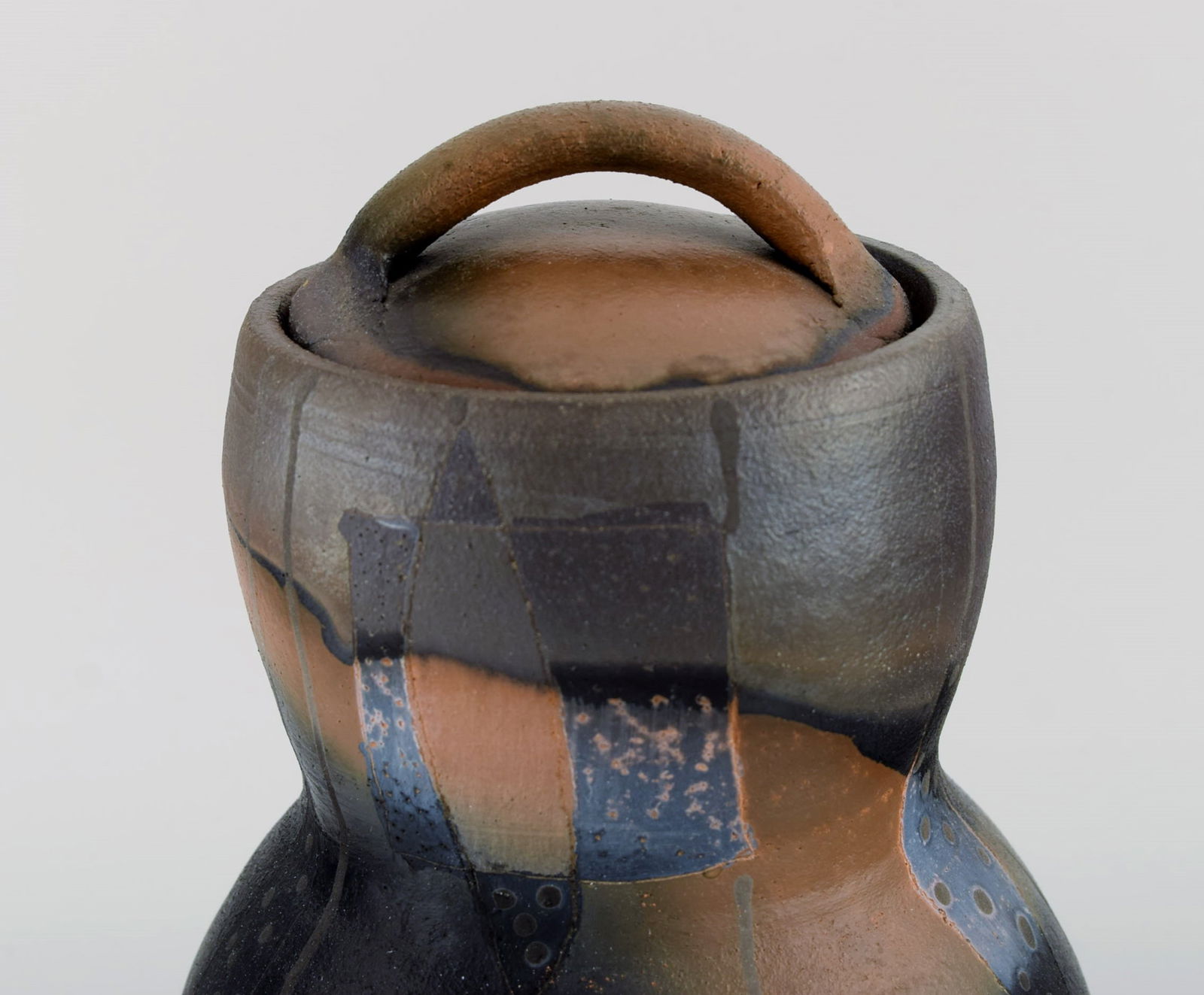 European studio ceramicist. Large unique lidded jar in glazed stoneware. Late 20th century. - 2