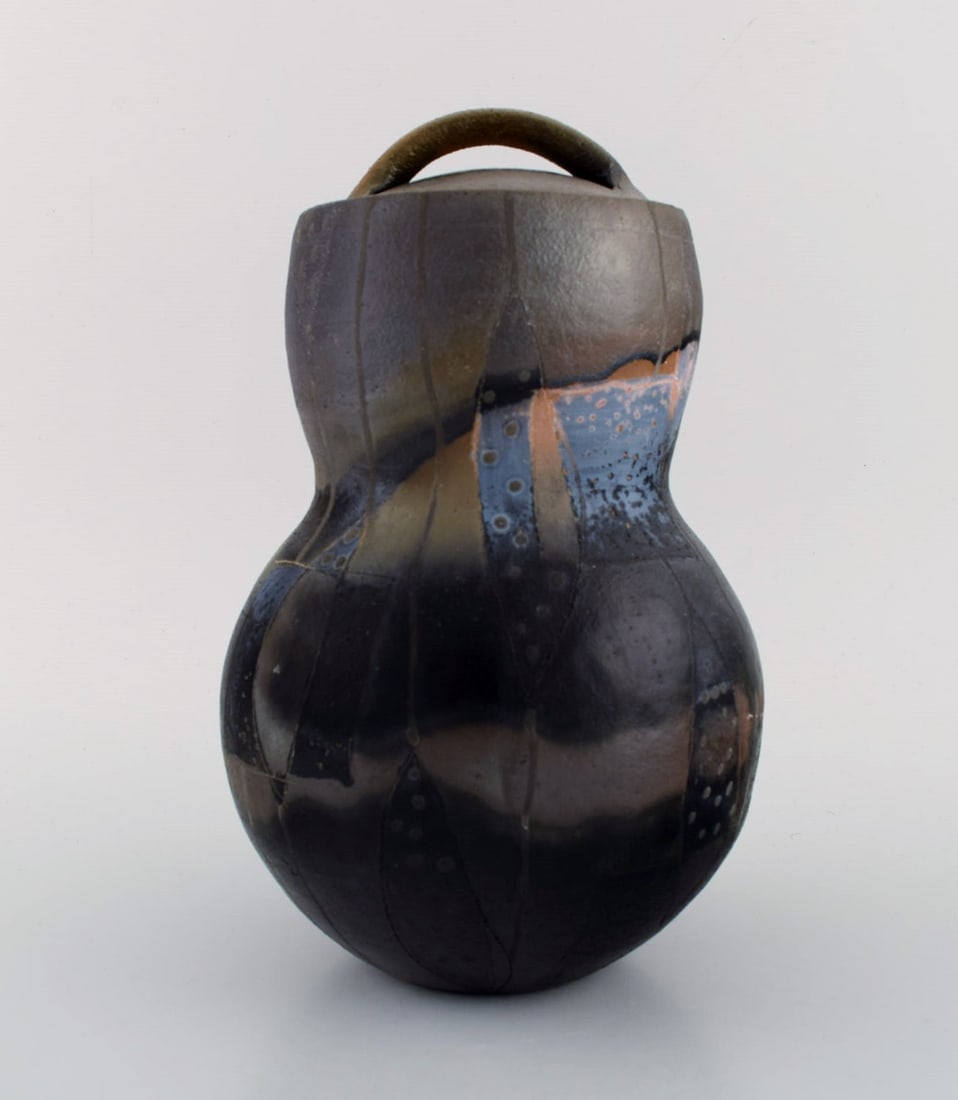 European studio ceramicist. Large unique lidded jar in glazed stoneware. Late 20th century. - 5