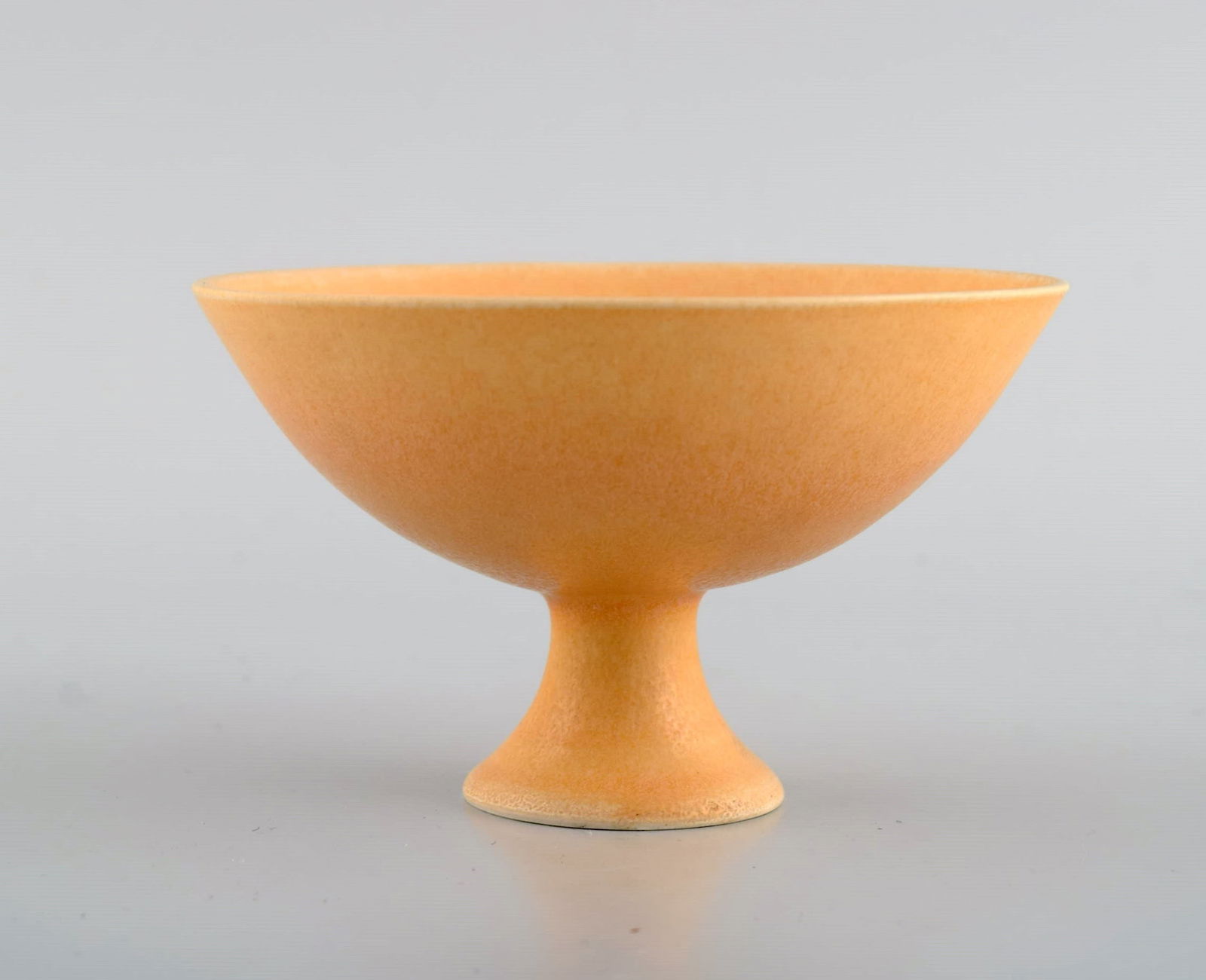 European studio ceramicist. Unique bowl on base in glazed ceramics. Beautiful glaze in light yellow - 2