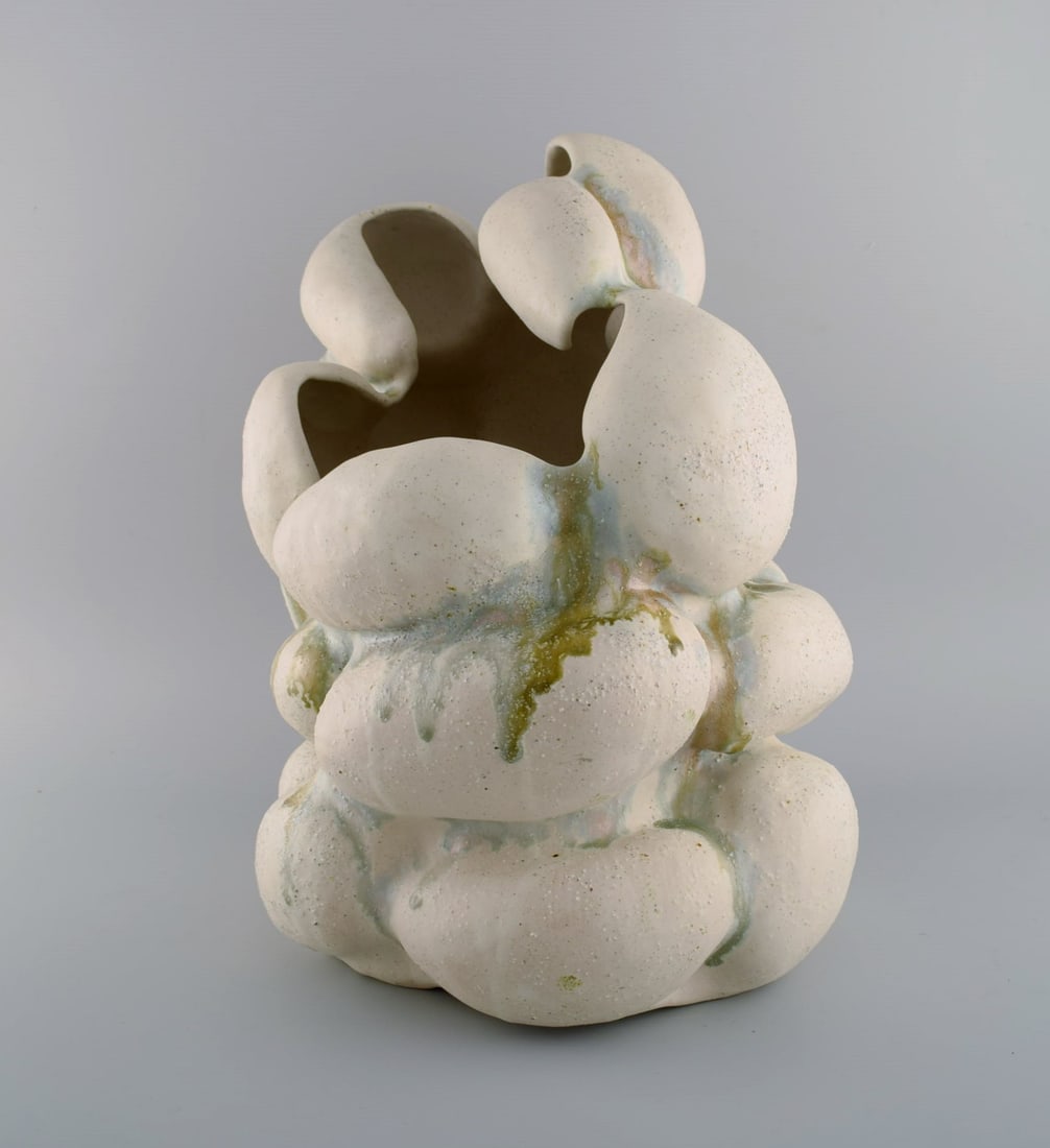 Christina Muff, Danish contemporary ceramicist (b. 1971). Hand modeled sculptural vase of stoneware - 7