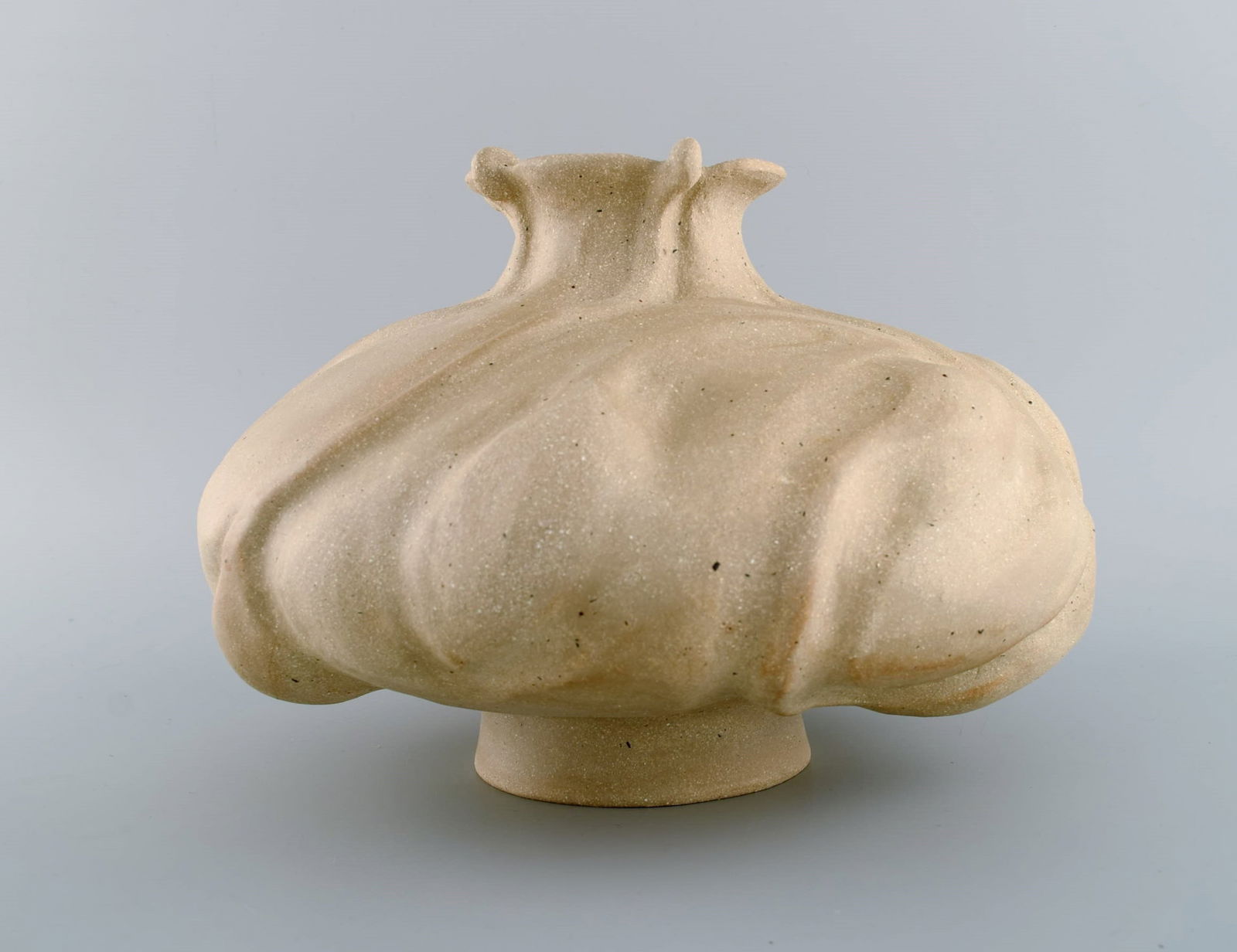 Christina Muff, Danish contemporary ceramicist (b. 1971). Hand modeled sculptural vase with - 5