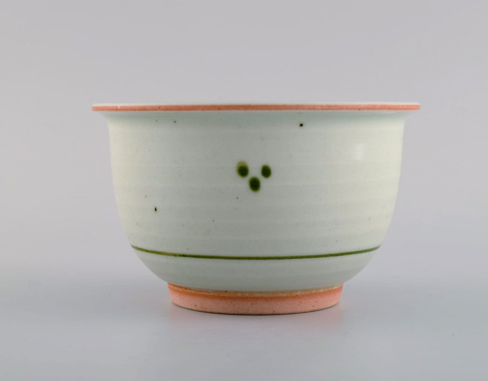 Bodil Manz (b. 1943), Denmark. Unique bowl in glazed ceramics with hand-painted flowers. 1980s. - 2