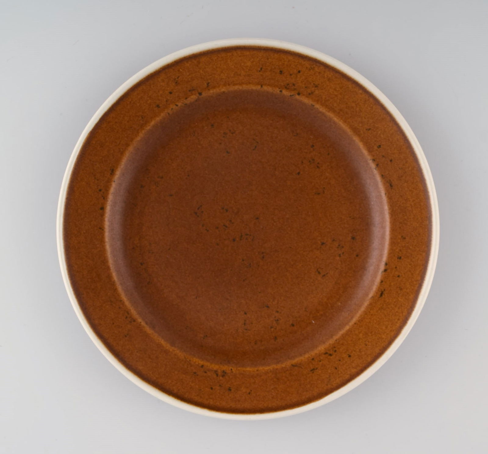Stig Lindberg for Gustavsberg. Twelve Coq plates. Beautiful glaze in brown shades. 1960s. - 2