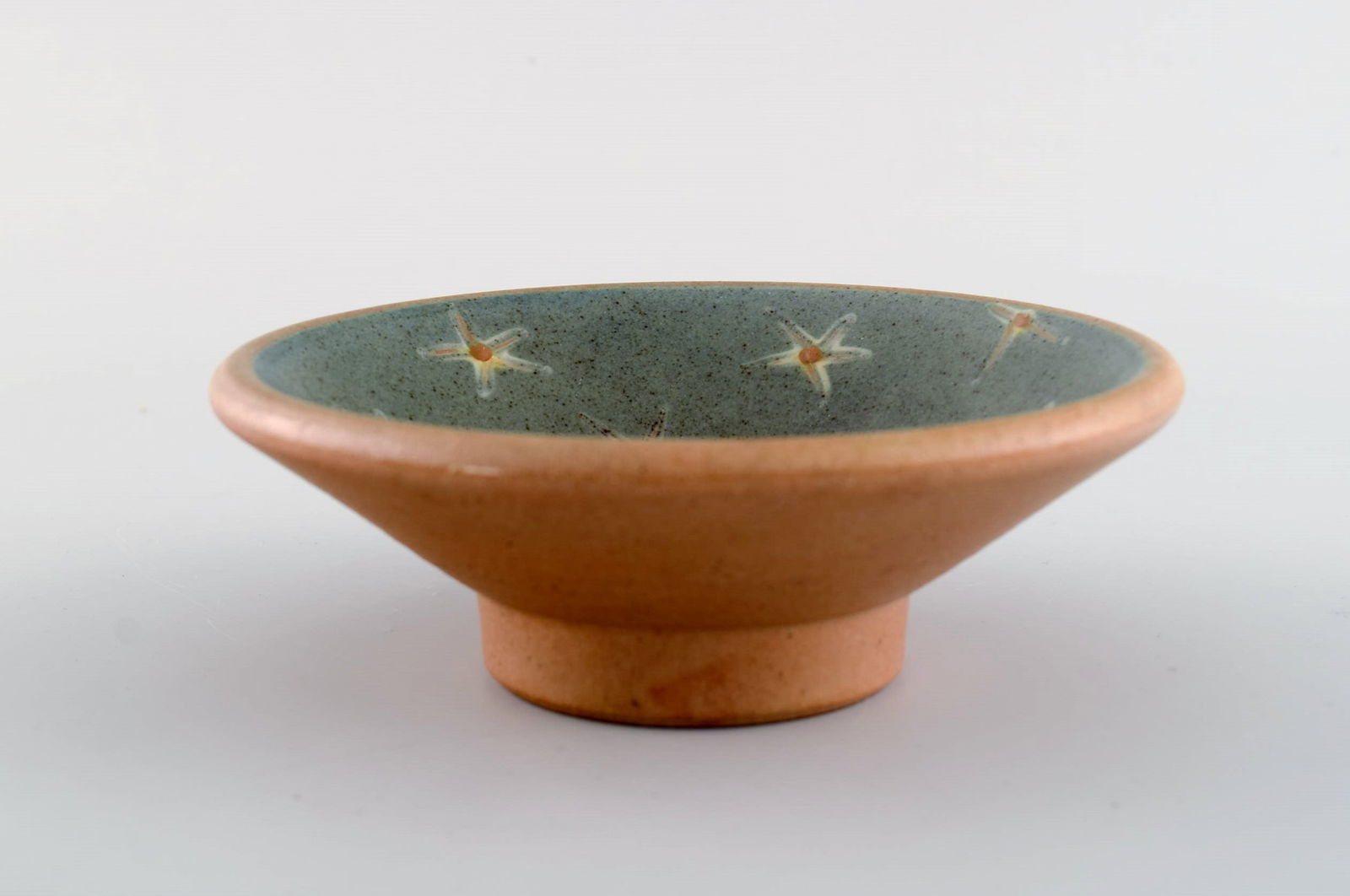 European studio ceramicist. Unique bowl on foot in hand-painted glazed stoneware. Late 20th century. (1 of 5)