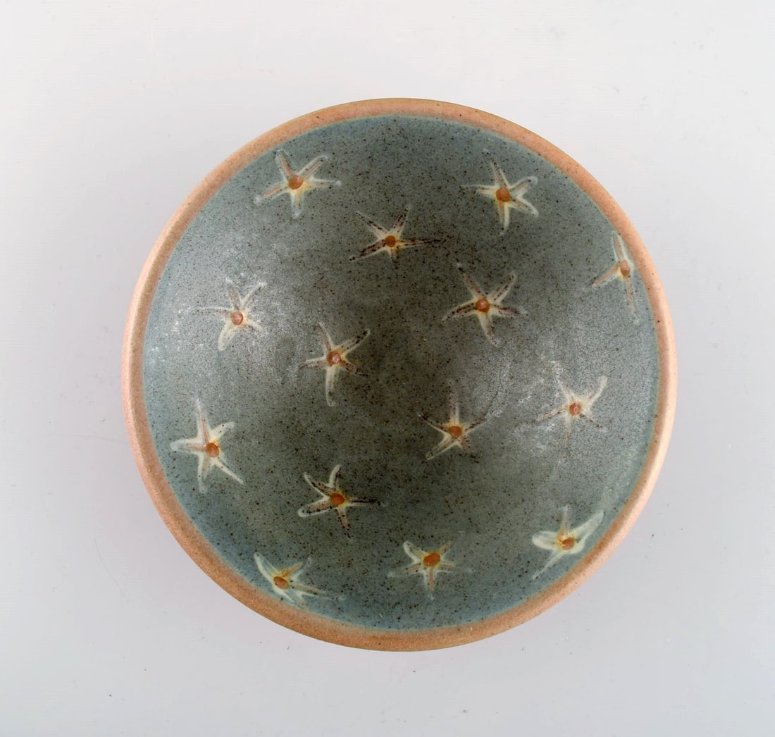 European studio ceramicist. Unique bowl on foot in hand-painted glazed stoneware. Late 20th century. - 2