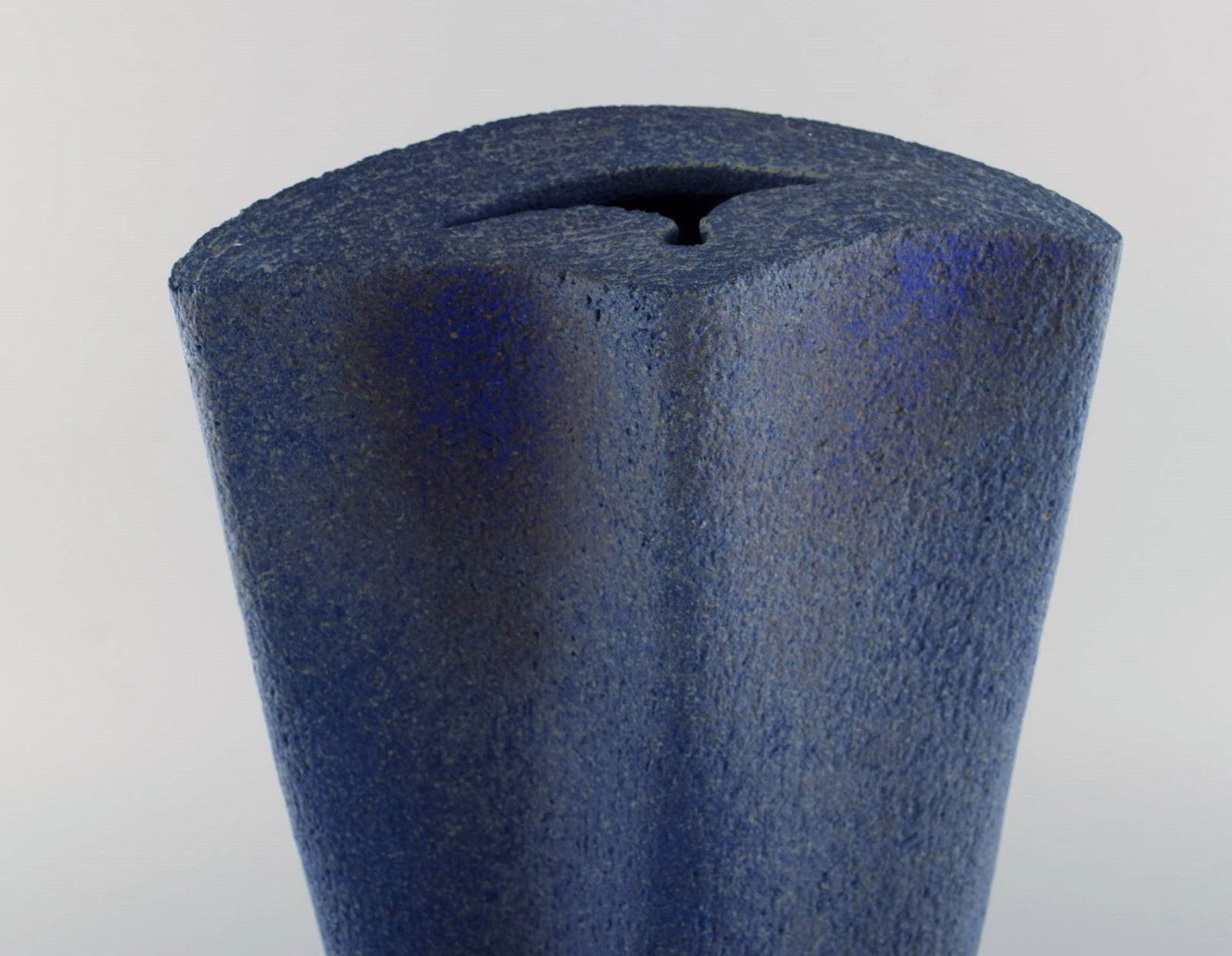 European studio ceramist. Large floor vase in glazed stoneware. Beautiful glaze in shades of blue. - 2