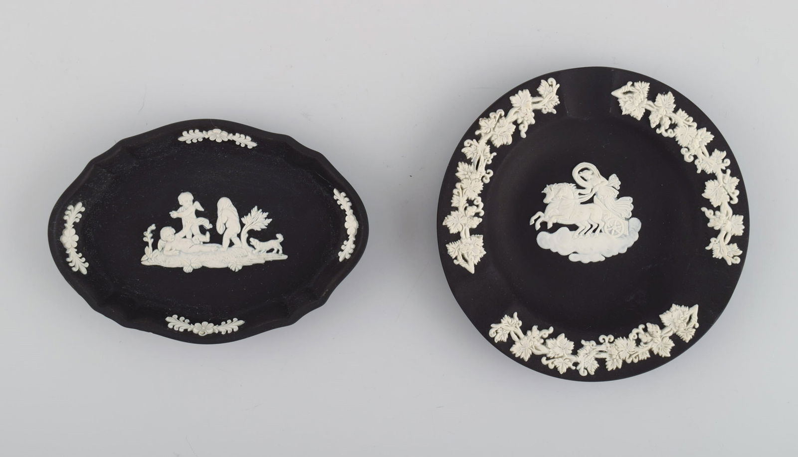 Wedgwood, England. Three bowls / dishes and a vase in black, green and blue stoneware with - 2