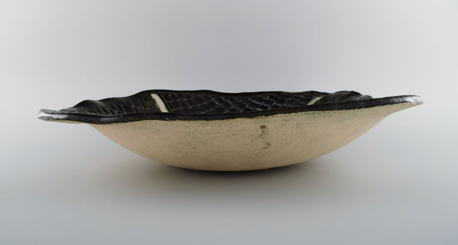 European studio ceramicist. Large unique dish / bowl in glazed ceramics. Late 20th century. - 4