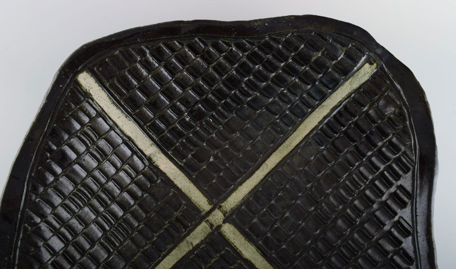 European studio ceramicist. Large unique dish / bowl in glazed ceramics. Late 20th century. - 5