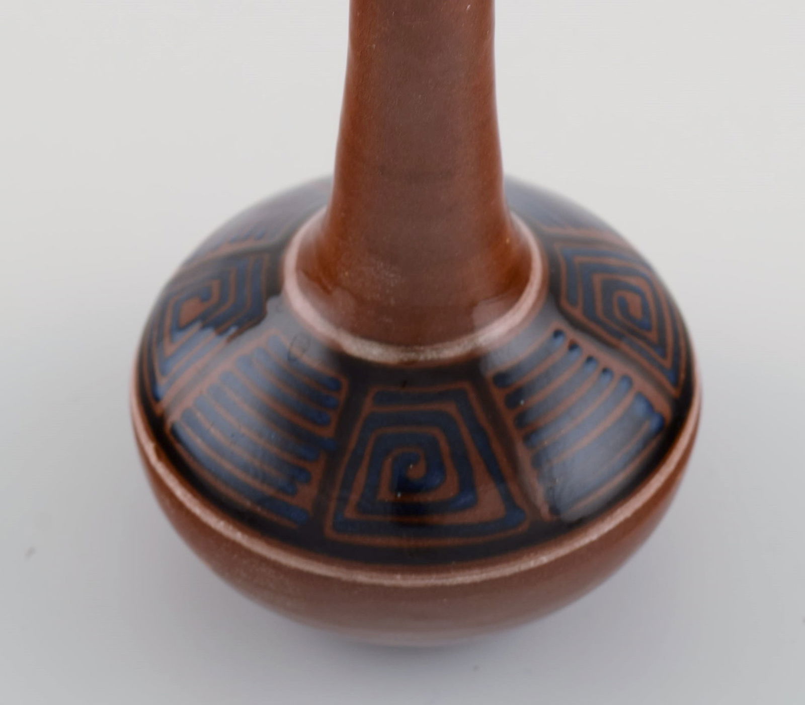 Kähler, HAK. Narrow neck vase in glazed ceramics. Geometric pattern on brown background. 1940s. - 3