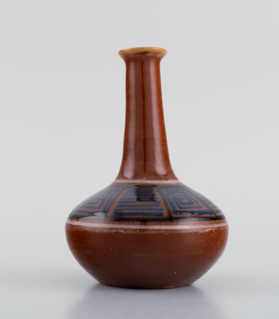 Kähler, HAK. Narrow neck vase in glazed ceramics. Geometric pattern on brown background. 1940s. - 4