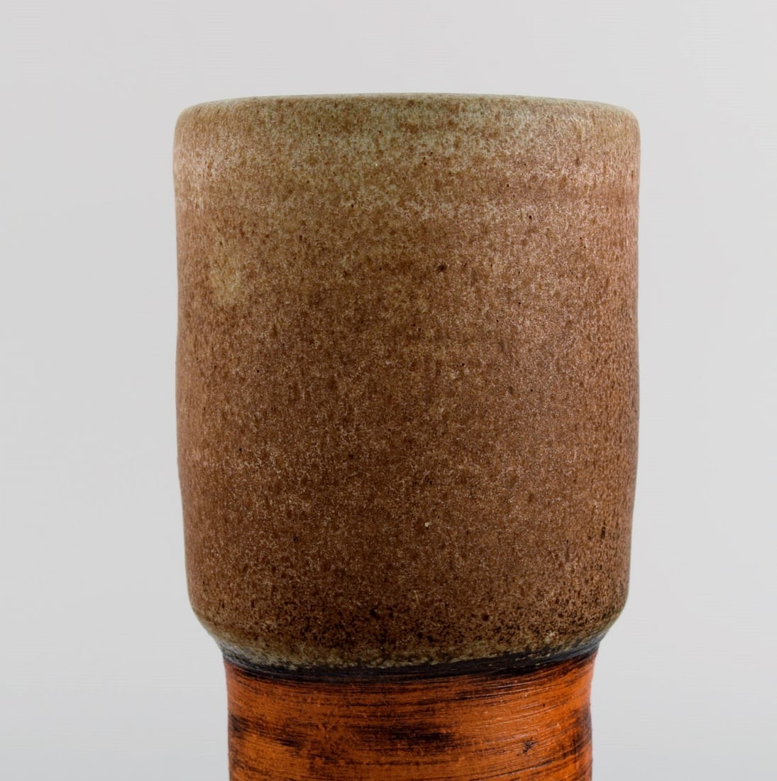 European studio ceramist. Unique vase in glazed ceramics. Beautiful glaze in light brown shades. - 4
