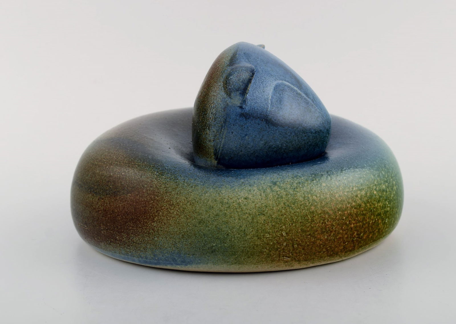 European studio ceramicist. Large unique figure of lying cat. Beautiful glaze in blue-green shades. - 2