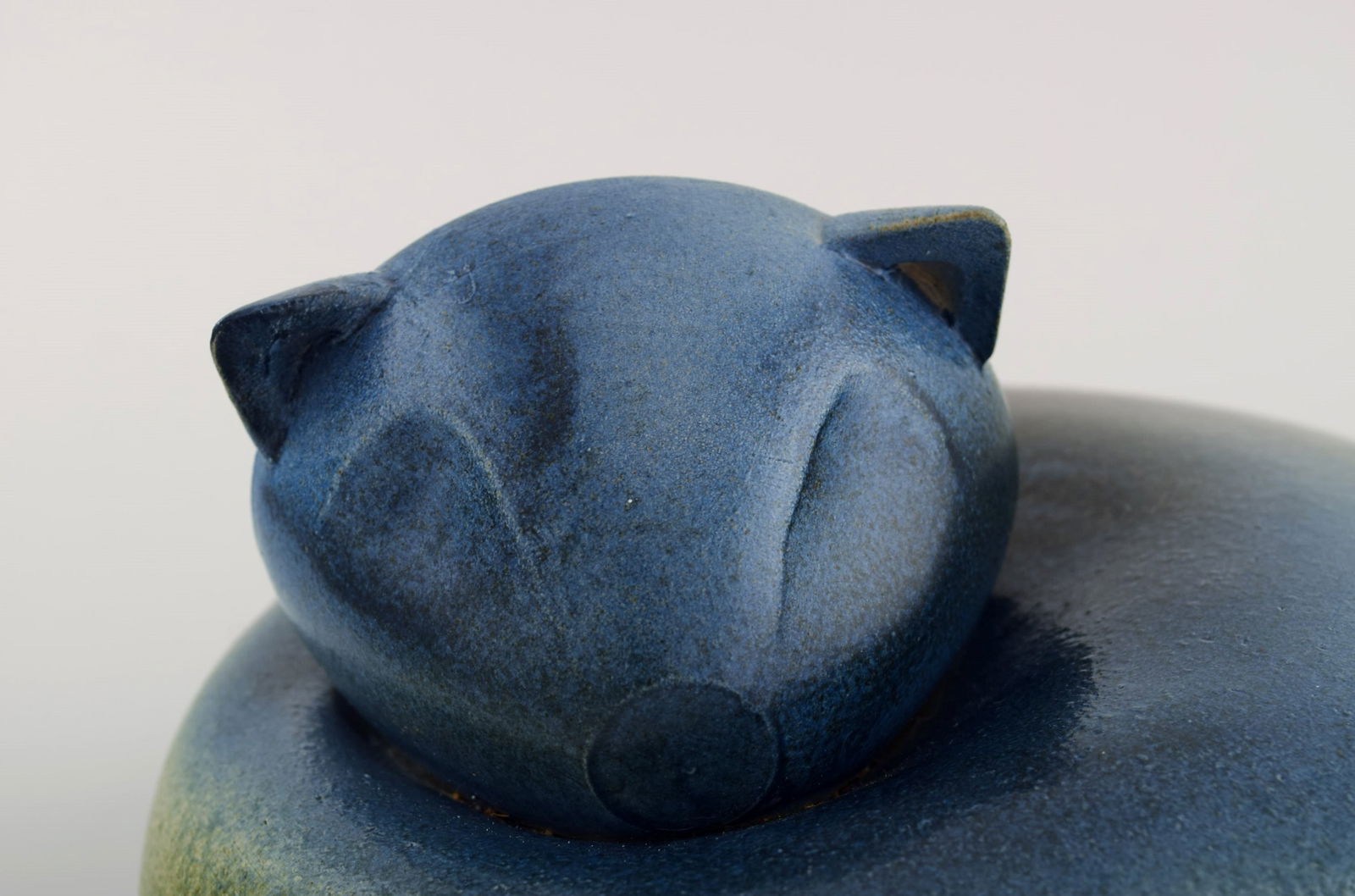 European studio ceramicist. Large unique figure of lying cat. Beautiful glaze in blue-green shades. - 3
