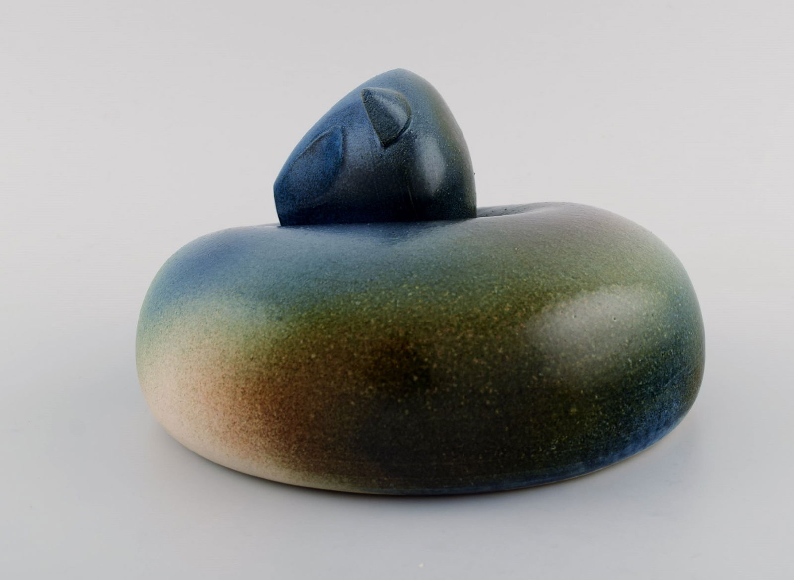 European studio ceramicist. Large unique figure of lying cat. Beautiful glaze in blue-green shades. - 4