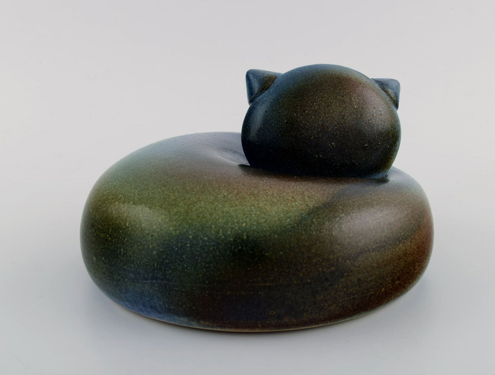 European studio ceramicist. Large unique figure of lying cat. Beautiful glaze in blue-green shades. - 5