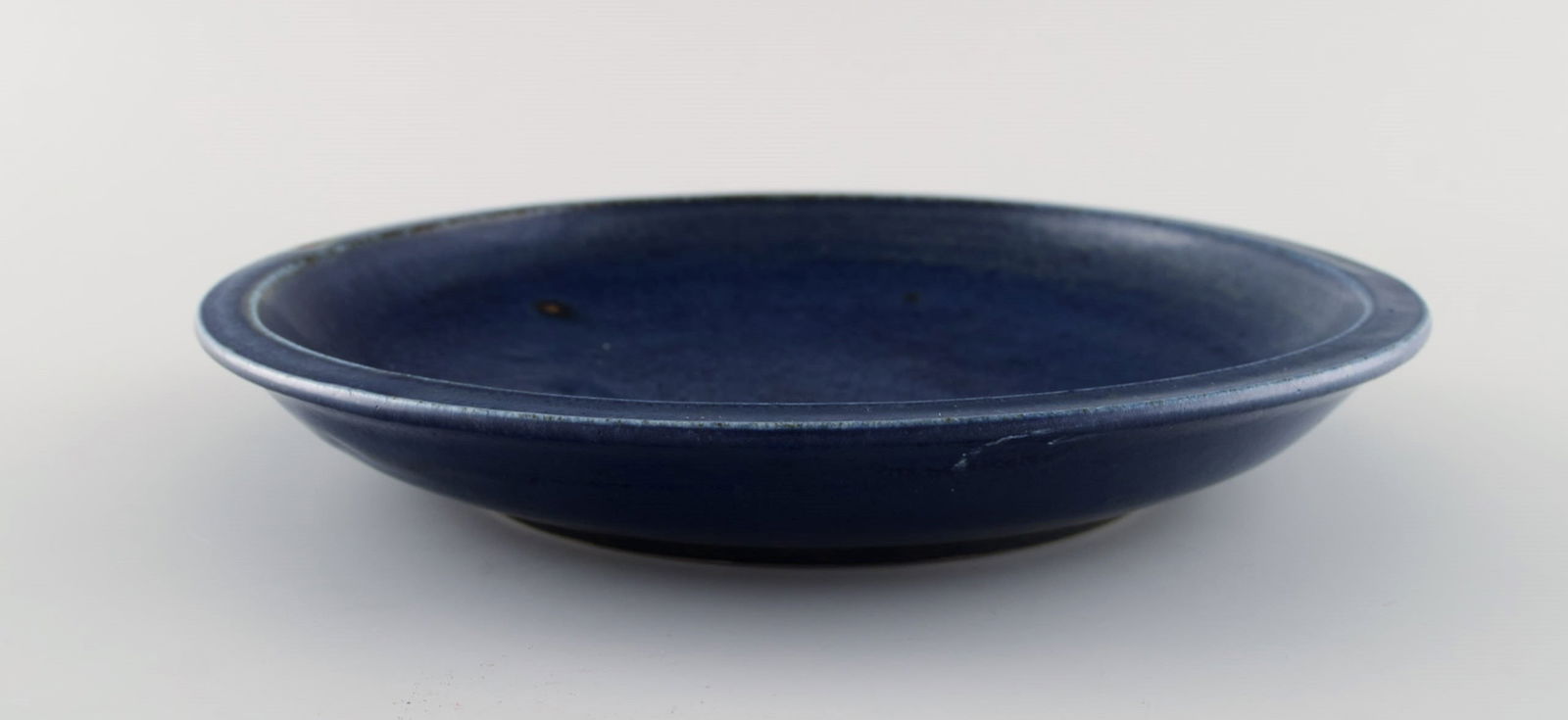 Round Saxbo dish in glazed stoneware. Beautiful glaze in deep blue shades. - 2